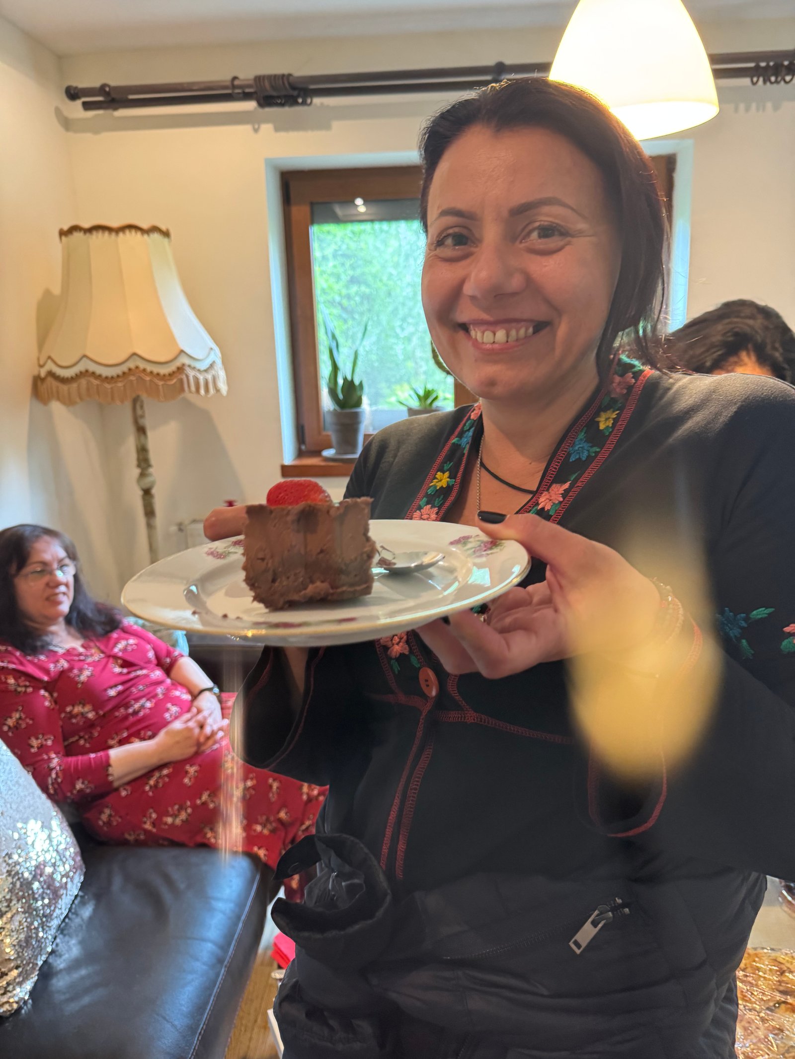 exerciții senzoriale și meditație ghidată lângă iaz, urmate de un ritual blând în care lăsăm pe apă flori de hârtie cu intenții. Vom picta colectiv în tehnici umede, vom face un mic exercițiu de art‑therapy, iar bujorul va fi vedeta rubricii “herbarium de buzunar”. Încheiem cu ceai, prăjituri și povești într‑un cadru cald.